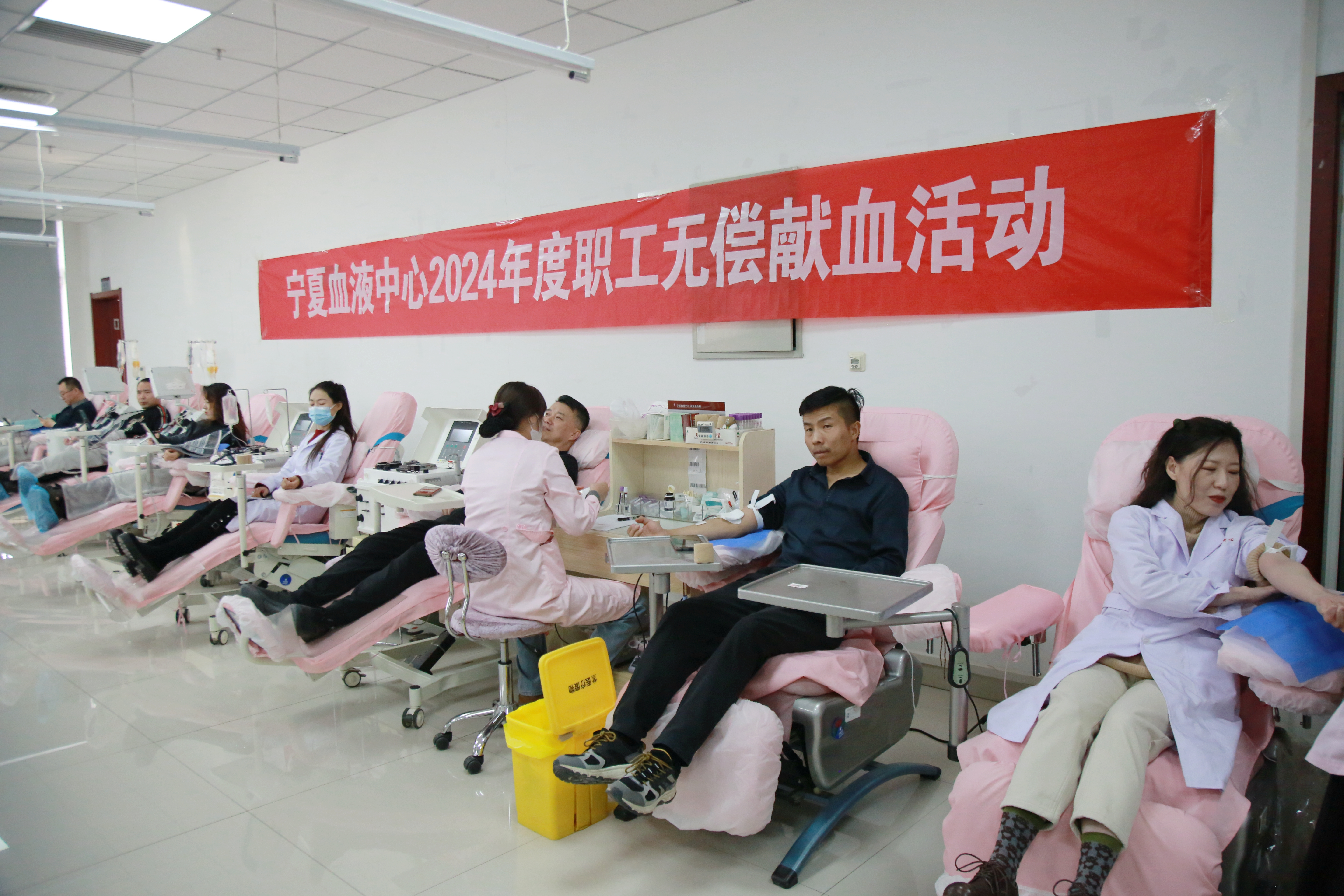 自治区血液中心组织职工集体献血